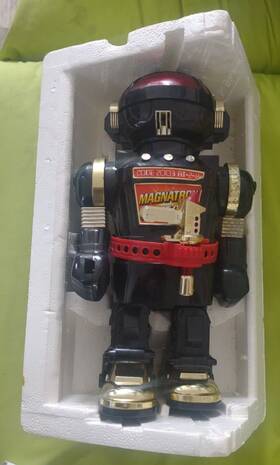 New Bright 050211011753 Magnatron Mt-2 Battery Operated Robot 1985 With Weapon